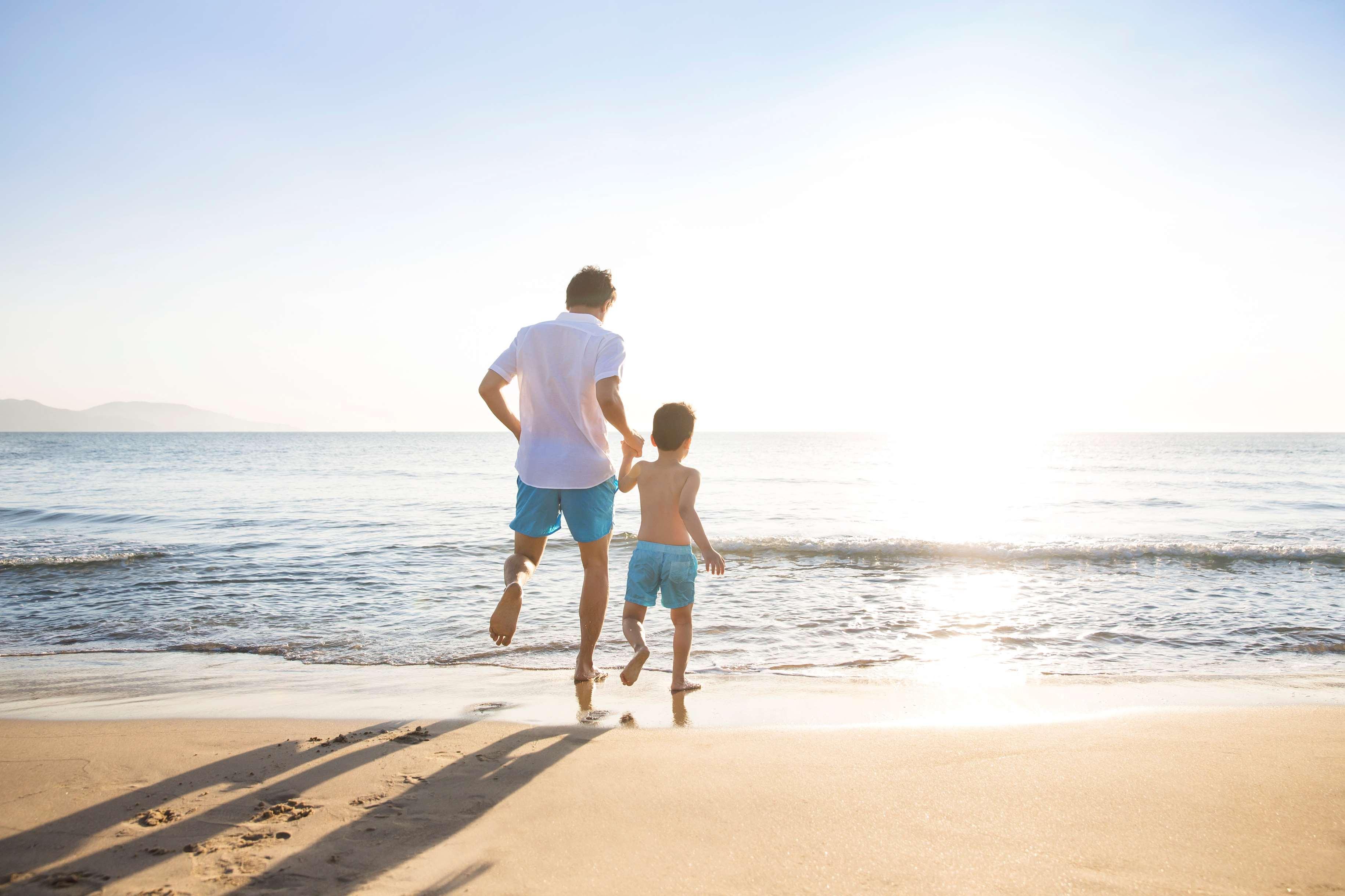 Hyatt Regency Danang Resort And Spa Exterior foto A father and son on a beach