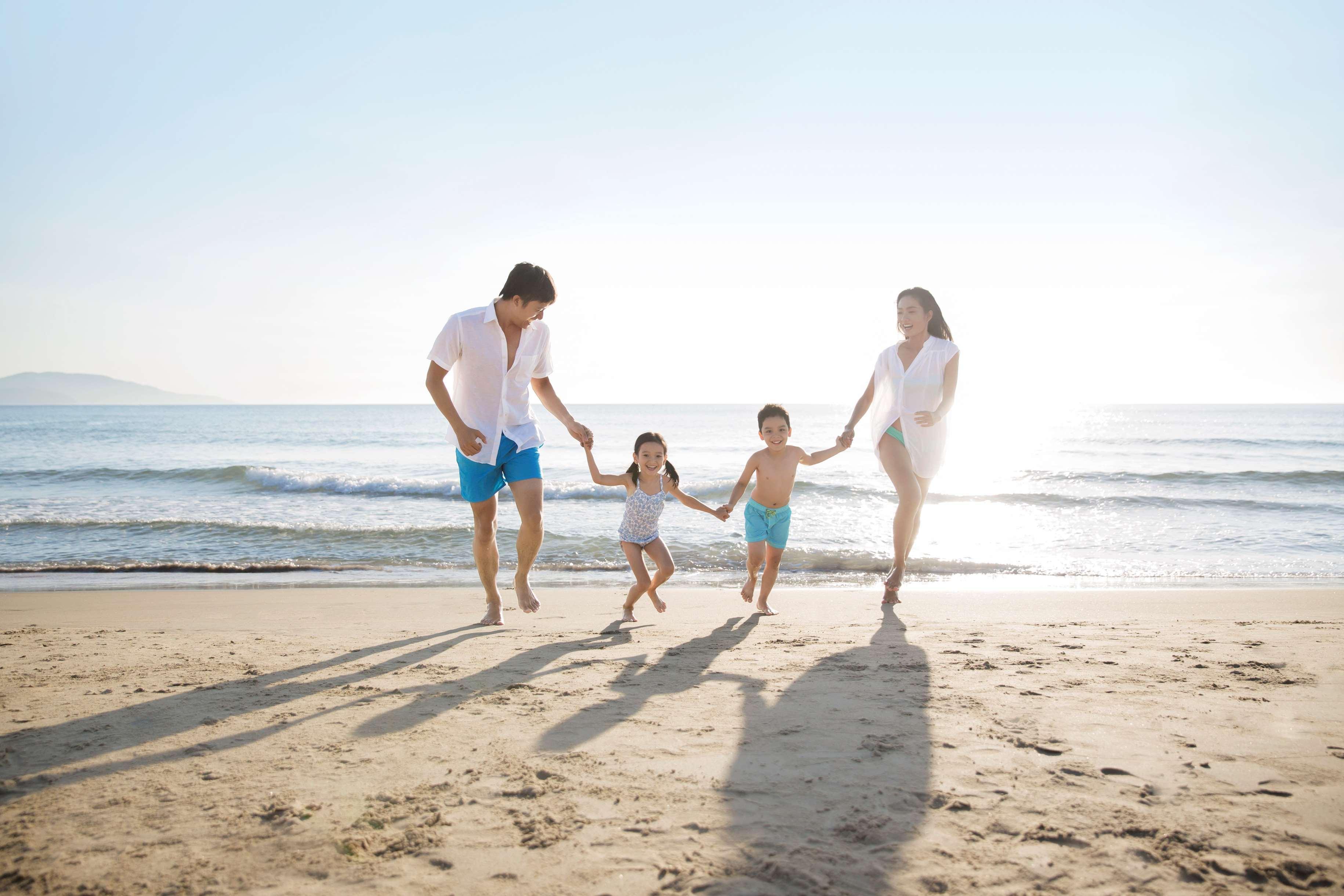 Hyatt Regency Danang Resort And Spa Exterior foto Family on the beach