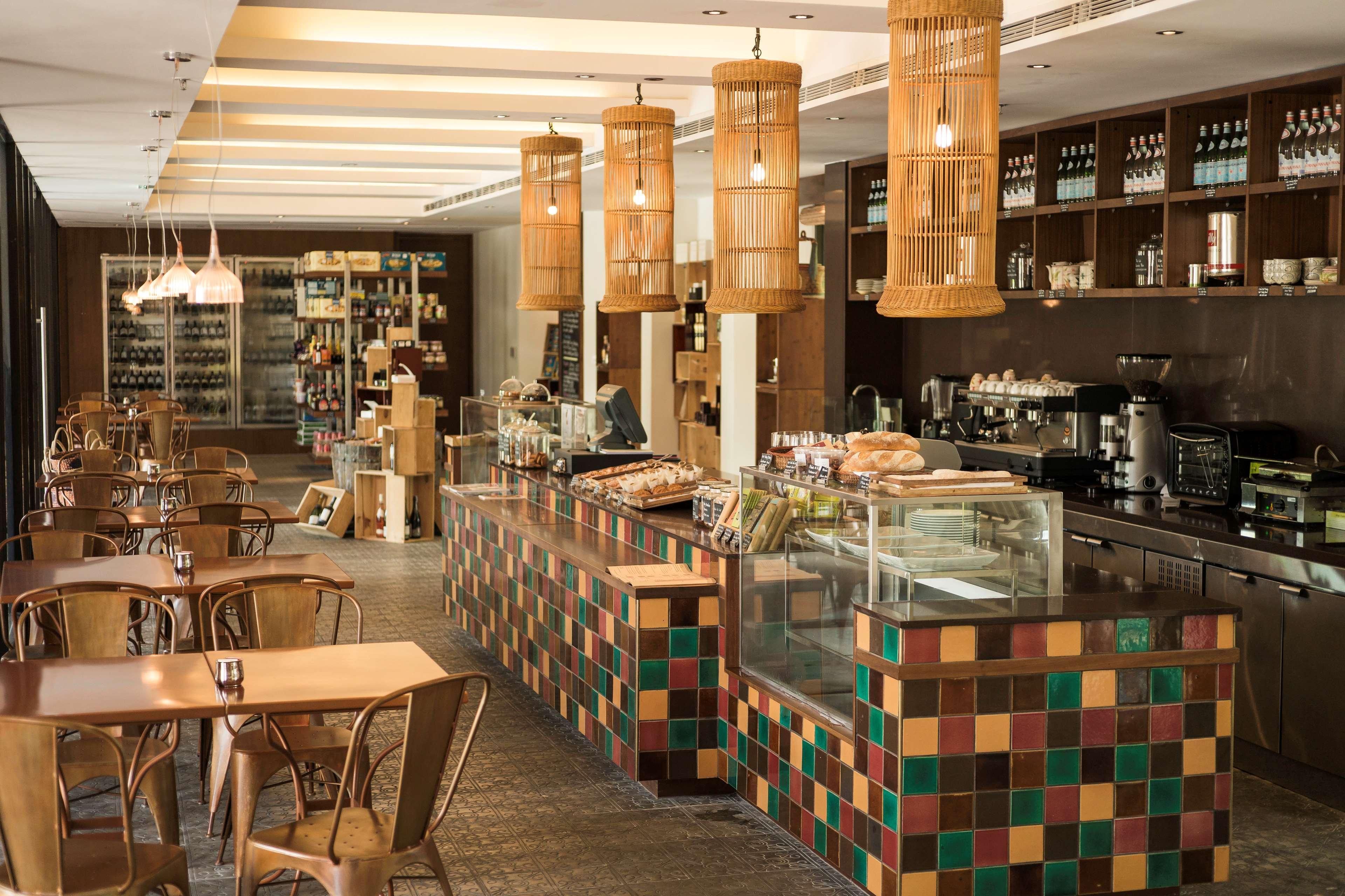 Hyatt Regency Danang Resort And Spa Exterior foto The interior of a typical café