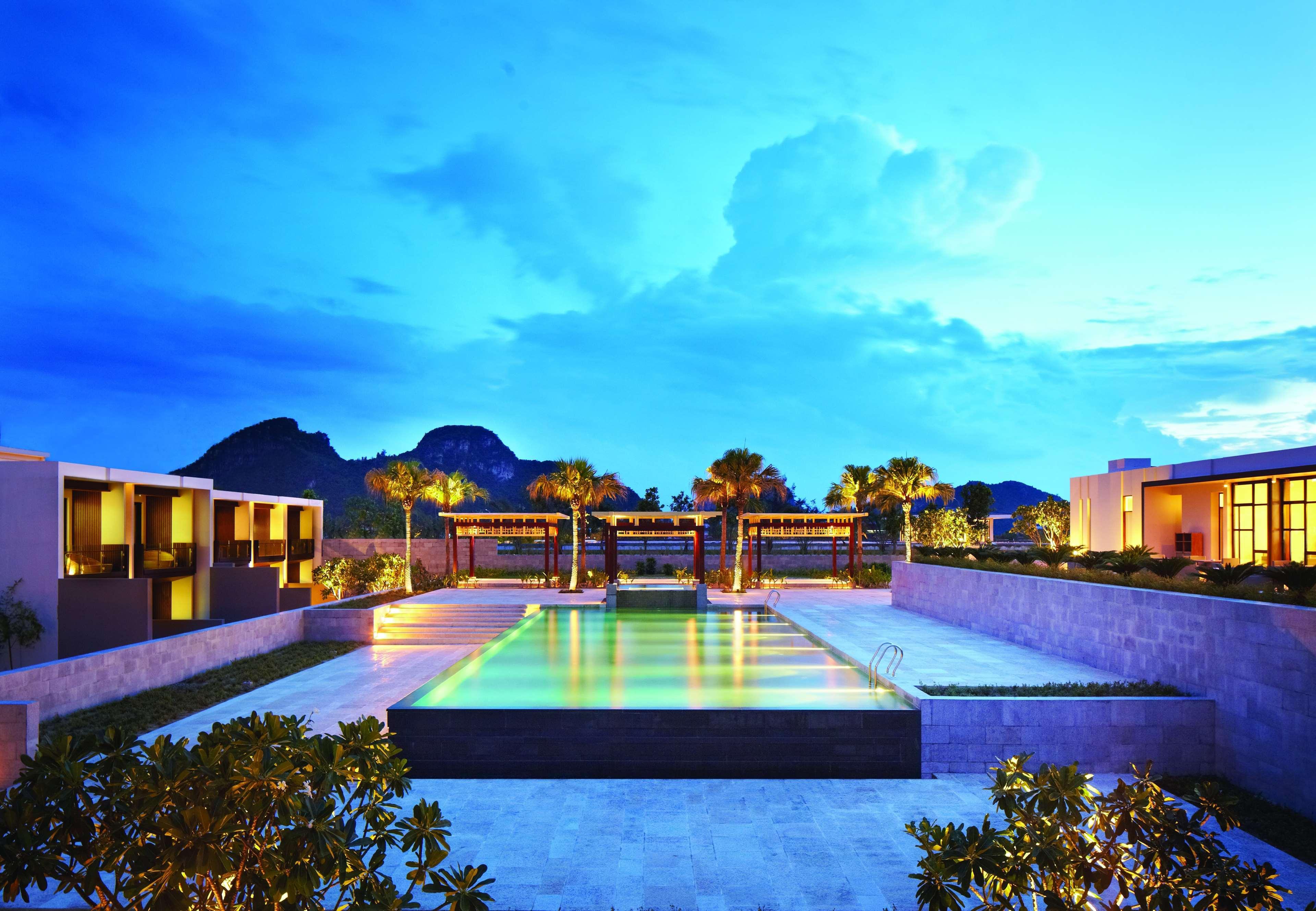 Hyatt Regency Danang Resort And Spa Exterior foto The resort at dusk