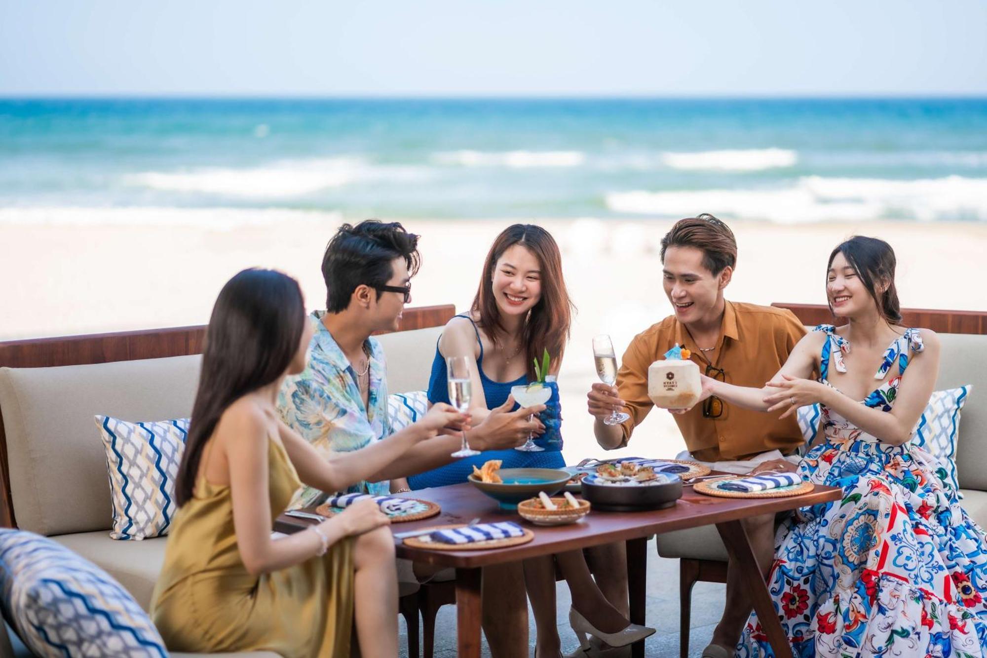 Hyatt Regency Danang Resort And Spa Exterior foto A group of tourists in Nha Trang