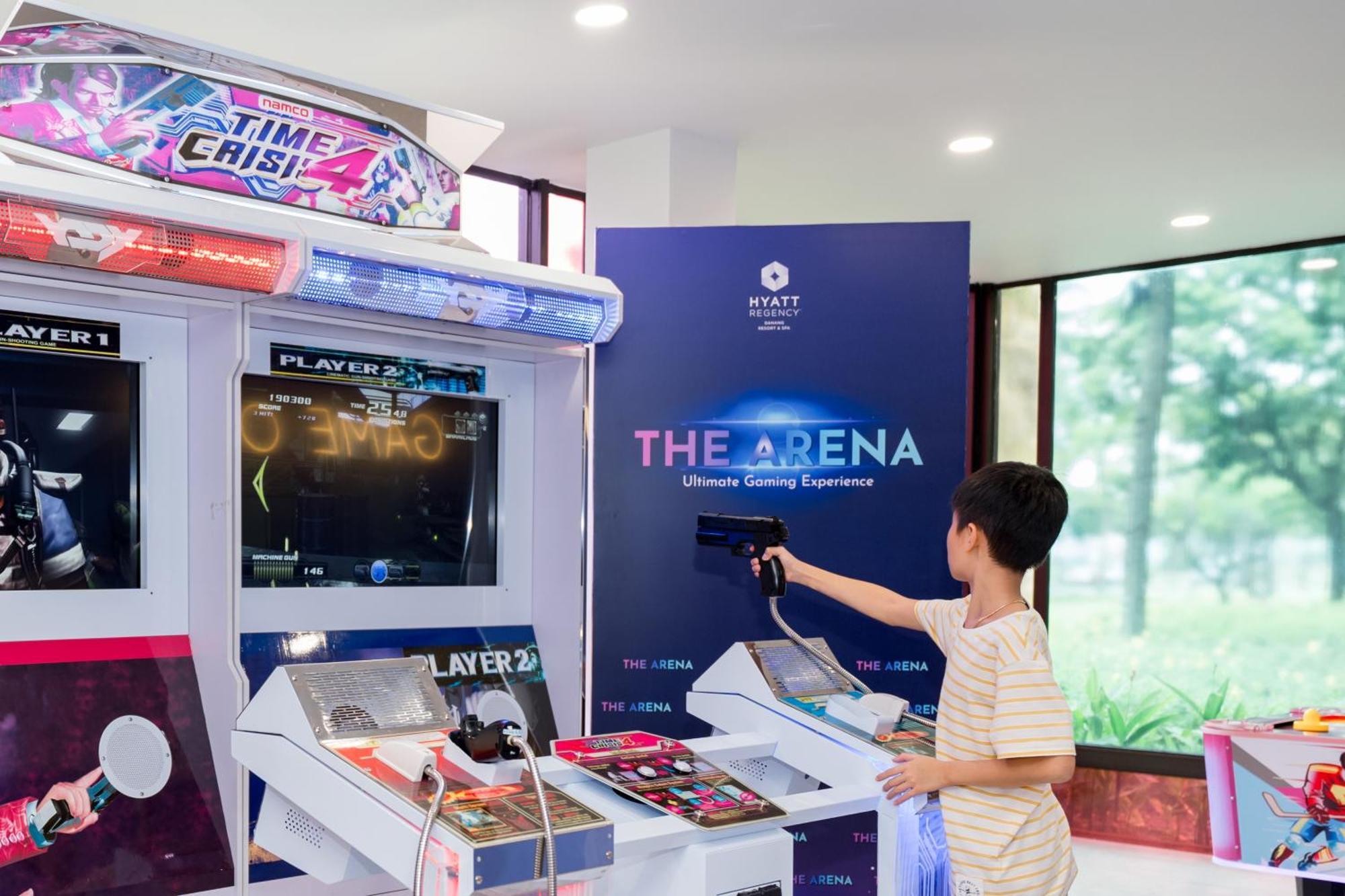 Hyatt Regency Danang Resort And Spa Exterior foto A child playing a shooting game